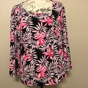 Pink and black 3/4 sleeve top. Super cute!